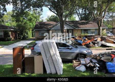 Houston, USA. 2. Sep 2017. Bodenbeläge und Möbel sind auf einer Straße, die von Anwohnern nach überschwemmung Wasser, die durch den Tropensturm Harvey in Houston, USA, am 2. September 2017 geworfen. Credit: Liu Liwei/Xinhua/Alamy leben Nachrichten Stockfoto