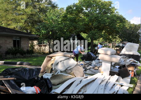 Houston, USA. 2. Sep 2017. Anwohner werfen Sie Elemente nach überschwemmung Wasser, die durch den Tropensturm Harvey in Houston, USA, am 2. September 2017. Credit: Liu Liwei/Xinhua/Alamy leben Nachrichten Stockfoto