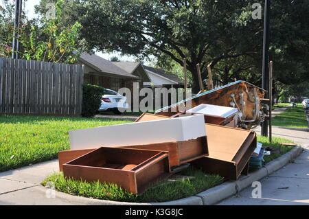 Houston, USA. 2. Sep 2017. Bodenbeläge und Möbel sind auf einer Straße, die von Anwohnern nach überschwemmung Wasser, die durch den Tropensturm Harvey in Houston, USA, am 2. September 2017 geworfen. Credit: Liu Liwei/Xinhua/Alamy leben Nachrichten Stockfoto