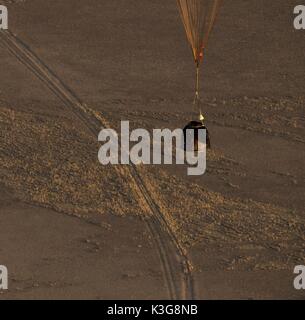 Zhezkazgan, Kasachstan. 03 Sep, 2017. Die russische Sojus MS-04 Raumschiff landet in einem abgelegenen Gebiet zum 3. September 2017 in der Nähe von Zhezkazgan, Kasachstan. Die Rakete wird die Internationale Raumstation ISS Expedition 52 Mission Crew russische Kommandant Fyodor Yurchikhin von Roskosmos und der amerikanischen Astronauten Peggy Whitson und Jack Fischer der NASA. Credit: Planetpix/Alamy leben Nachrichten Stockfoto