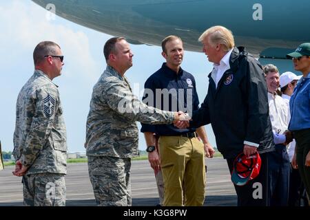 Us-Präsident Donald Trump schüttelt Hände mit Oberst Gary Jones, der Kommandant der 147 Angriff Flügel, nach seiner Ankunft auf der Air Force One zu Ellington Field Joint Mindestreservebasis September 2, 2017 in Houston, Texas. Der Präsident will Umfrage Schäden und besuchen Sie Gemeinschaften erfolgt durch den Hurrikan Harvey. Stockfoto