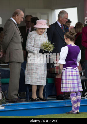 London, Großbritannien. 3. Sep 2017. Die britische Königin Elizabeth II. besucht die 2017 Braemar Gathering, eine jährliche traditionelle Schottische Highland Games in Braemar, Schottland, Sept. 2, 2017. Quelle: Xinhua/Alamy leben Nachrichten