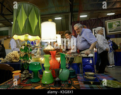 Vancouver, Kanada. 2. Sep 2017. Besucher Blick auf die Tabelle Lampen am 16. kerrisdale Antiquitätenmesse in Vancouver, Kanada, an Sept. 2, 2017. Credit: Liang Sen/Xinhua/Alamy leben Nachrichten Stockfoto