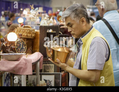 Vancouver, Kanada. 2. Sep 2017. Ein Besucher schaut auf eine Bronze WASSERKOCHER am 16 Kerrisdale Antiquitätenmesse in Vancouver, Kanada, an Sept. 2, 2017. Credit: Liang Sen/Xinhua/Alamy leben Nachrichten Stockfoto