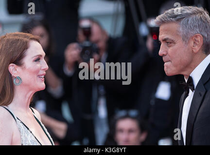 Venedig, Italien. 2. Sep 2017. Schauspielerin Julianne Moore (L) und Regisseur George Clooney nehmen an der Premiere des Films "uburbicon im Wettbewerb auf dem 74. Filmfestival in Venedig Venedig, Italien, Sept. 2, 2017. Credit: Jin Yu/Xinhua/Alamy leben Nachrichten Stockfoto