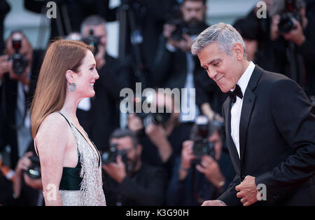 Venedig, Italien. 2. Sep 2017. Schauspielerin Julianne Moore (L) und Regisseur George Clooney nehmen an der Premiere des Films "uburbicon im Wettbewerb auf dem 74. Filmfestival in Venedig Venedig, Italien, Sept. 2, 2017. Credit: Jin Yu/Xinhua/Alamy leben Nachrichten Stockfoto