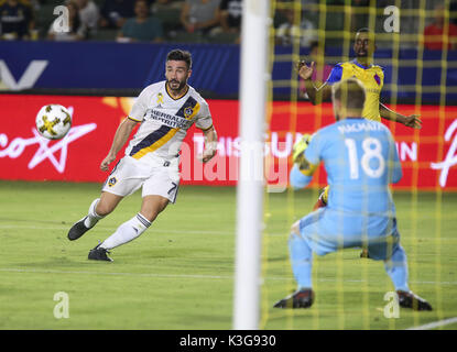 Los Angeles, Kalifornien, USA. 3. Juni 2016. Los Angeles Galaxy Romain Alessandrini (7) kickt den Ball im Jahr 2017 Major League Soccer (MLS) Übereinstimmung zwischen Los Angeles Galaxy und Colorado Rapids in Carson, Kalifornien, 2. September 2017. Die Galaxie gewann 3-0. Credit: Ringo Chiu/ZUMA Draht/Alamy leben Nachrichten Stockfoto