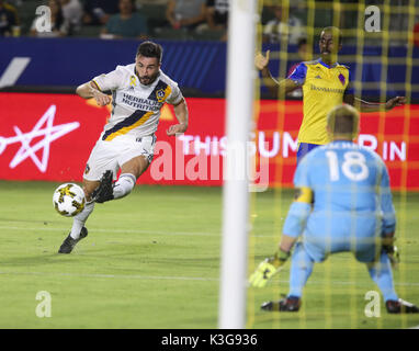 Los Angeles, Kalifornien, USA. 3. Juni 2016. Los Angeles Galaxy Romain Alessandrini (7) kickt den Ball im Jahr 2017 Major League Soccer (MLS) Übereinstimmung zwischen Los Angeles Galaxy und Colorado Rapids in Carson, Kalifornien, 2. September 2017. Die Galaxie gewann 3-0. Credit: Ringo Chiu/ZUMA Draht/Alamy leben Nachrichten Stockfoto