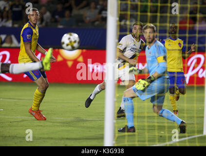 Los Angeles, Kalifornien, USA. 3. Juni 2016. Los Angeles Galaxy Romain Alessandrini (7) kickt den Ball im Jahr 2017 Major League Soccer (MLS) Übereinstimmung zwischen Los Angeles Galaxy und Colorado Rapids in Carson, Kalifornien, 2. September 2017. Die Galaxie gewann 3-0. Credit: Ringo Chiu/ZUMA Draht/Alamy leben Nachrichten Stockfoto