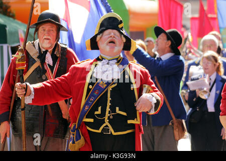 Gloucester, Großbritannien. 02 Sep, 2017. Gloucester Stadtausrufer Alan Myatt führt das Mock Bürgermeister von Barton Parade durch die Innenstadt von Gloucester, eine zurückgehende Tradition über 360 Jahre. Credit: Carl Hewlett/Alamy leben Nachrichten Stockfoto