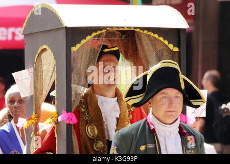 Gloucester, Großbritannien. 02 Sep, 2017. BBC Radiomoderator Mark Cummings, Mock Bürgermeister von Barton für 2017 während der Mock Bürgermeister Parade durch die Innenstadt von Gloucester, eine zurückgehende Tradition über 360 Jahre. Credit: Carl Hewlett/Alamy leben Nachrichten Stockfoto