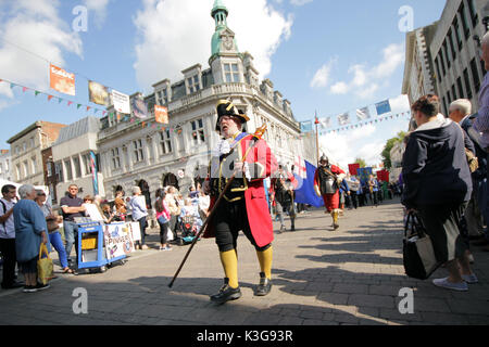 Gloucester, Großbritannien. 02 Sep, 2017. Gloucester Stadtausrufer Alan Myatt führt das Mock Bürgermeister von Barton Parade durch die Innenstadt von Gloucester, eine zurückgehende Tradition über 360 Jahre. Credit: Carl Hewlett/Alamy leben Nachrichten Stockfoto