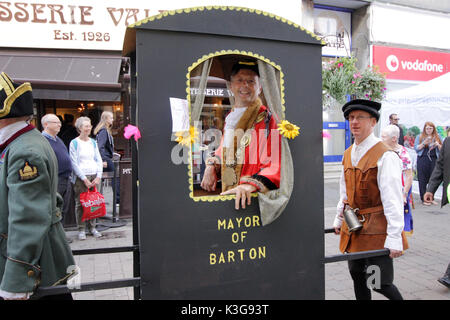 Gloucester, Großbritannien. 02 Sep, 2017. BBC Radiomoderator Mark Cummings, Mock Bürgermeister von Barton für 2017 während der Mock Bürgermeister Parade durch die Innenstadt von Gloucester, eine zurückgehende Tradition über 360 Jahre. Credit: Carl Hewlett/Alamy leben Nachrichten Stockfoto