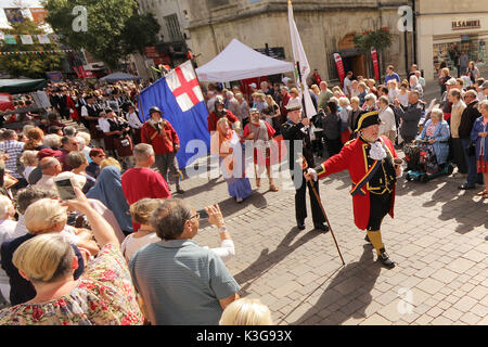 Gloucester, Großbritannien. 02 Sep, 2017. Stadtausrufer Alan Myatt führt die Prozession während der gloucester Day Parade durch das Tor Straßen im historischen Stadtzentrum von Gloucester. Credit: Carl Hewlett/Alamy leben Nachrichten Stockfoto