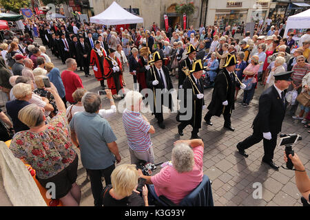 Gloucester, Großbritannien. 02 Sep, 2017. Menschenmassen beobachten, wie die gloucester Day Parade schlängelt sich rund um das Gate Straßen im historischen Stadtzentrum von Gloucester. Credit: Carl Hewlett/Alamy leben Nachrichten Stockfoto