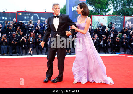 Venedig, Italien. 02 Sep, 2017. George Clooney und seine Frau amal alamuddin Teilnahme an Der uburbicon 'Premiere auf dem 74. Internationalen Filmfestival von Venedig im Palazzo del Cinema am September 02, 2017 in Venedig, Italien Quelle: geisler - fotopress/alamy leben Nachrichten Stockfoto