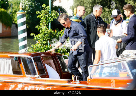 Matt Damon wird gesehen, dass das Hotel Excelsior nach Interviews geben während des 74. Filmfestival von Venedig am 01 September, 2017 in Venedig, Italien
