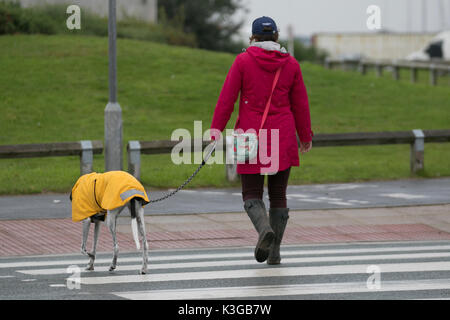 Southport, Merseyside. UK Wetter. 3. September 2017. Ein regnerischer, nass, blustery Tag im Resort läutet eine große Änderung der Wetterbedingungen nach dem barmy Temperaturen von gestern, die große Anzahl von Touristen an die Küste gebracht. Die trübe, kühle und windige Bedingungen sind mit weiteren Ausbrüchen der Regen später bestehen zu können. Kredit; MediaWorldImages/AlamyLiveNews Stockfoto