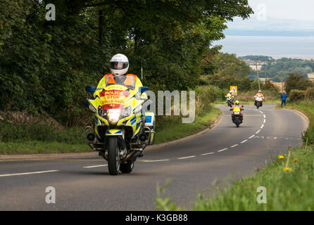 East Lothian, Schottland, Großbritannien, 3. September 2017. Motorrad-Ausführer vor dem Hauptteil der Radfahrer in der Tour of Britain Etappe 1 Radrennen, wie es über Byres Hill passiert Stockfoto