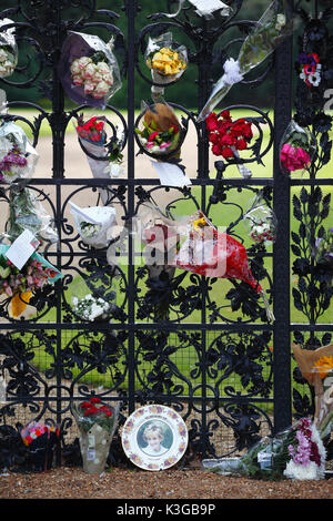 Sandringham, Norfolk, England, UK. 3. September 2017. Floral Tribute an der Norwich Gates in Sandringham House Kennzeichnung zwanzig Jahre nach dem Tod von Prinzessin Diana. Credit: Stuart Aylmer/Alamy leben Nachrichten Stockfoto