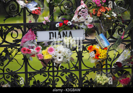 Sandringham, Norfolk, England, UK. 3. September 2017. Floral Tribute an der Norwich Gates in Sandringham House Kennzeichnung zwanzig Jahre nach dem Tod von Prinzessin Diana. Credit: Stuart Aylmer/Alamy leben Nachrichten Stockfoto