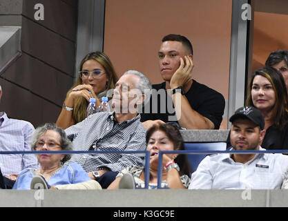 FLUSHING NY-SEPTEMBER 02: *** KEINE NY TAGESZEITUNGEN*** NY Yankee Aaron Richter und einer unbekannten Frau, die in einer Suite sitzen bei den US Open am USTA Billie Jean King National Tennis Center am 2. September 2017 in Flushing Queens. Quelle: MPI04/MediaPunch Stockfoto