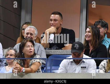 FLUSHING NY-SEPTEMBER 02: *** KEINE NY TAGESZEITUNGEN*** NY Yankee Aaron Richter und einer unbekannten Frau, die in einer Suite sitzen bei den US Open am USTA Billie Jean King National Tennis Center am 2. September 2017 in Flushing Queens. Quelle: MPI04/MediaPunch Stockfoto