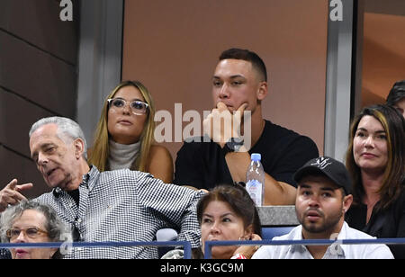 FLUSHING NY-SEPTEMBER 02: *** KEINE NY TAGESZEITUNGEN*** NY Yankee Aaron Richter und einer unbekannten Frau, die in einer Suite sitzen bei den US Open am USTA Billie Jean King National Tennis Center am 2. September 2017 in Flushing Queens. Quelle: MPI04/MediaPunch Stockfoto