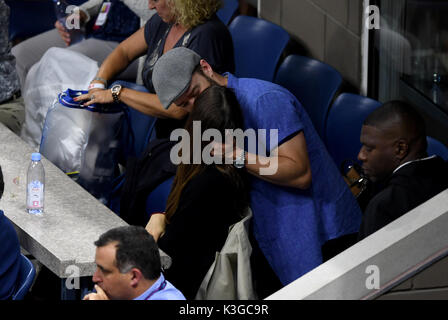 FLUSHING NY-SEPTEMBER 02: *** KEINE NY TAGESZEITUNGEN *** Justin Timberlake küsst Frau Jessica Biel während der US Open am USTA Billie Jean King National Tennis Center am 2. September 2017 in Flushing Queens. Quelle: MPI04/MediaPunch Stockfoto