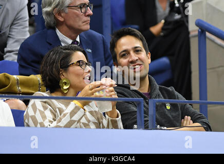 FLUSHING NY-SEPTEMBER 02: *** KEINE NY TAGESZEITUNGEN *** Lin-Manuel Miranda und Frau Vanessa Nadal vordere Reihe bei den US Open sitzen an den USTA Billie Jean King National Tennis Center am 2. September 2017 in Flushing Queens. Quelle: MPI04/MediaPunch Stockfoto