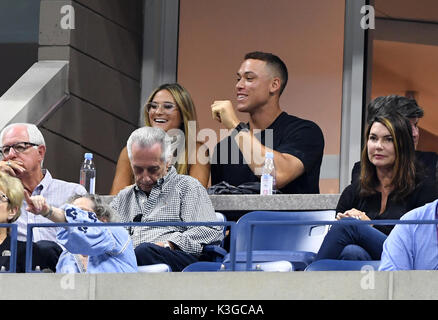 FLUSHING NY-SEPTEMBER 02: *** KEINE NY TAGESZEITUNGEN*** NY Yankee Aaron Richter und einer unbekannten Frau, die in einer Suite sitzen bei den US Open am USTA Billie Jean King National Tennis Center am 2. September 2017 in Flushing Queens. Quelle: MPI04/MediaPunch Stockfoto