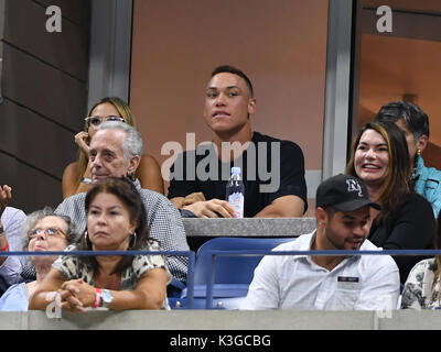 FLUSHING NY-SEPTEMBER 02: *** KEINE NY TAGESZEITUNGEN*** NY Yankee Aaron Richter und einer unbekannten Frau, die in einer Suite sitzen bei den US Open am USTA Billie Jean King National Tennis Center am 2. September 2017 in Flushing Queens. Quelle: MPI04/MediaPunch Stockfoto