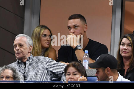 FLUSHING NY-SEPTEMBER 02: *** KEINE NY TAGESZEITUNGEN*** NY Yankee Aaron Richter und einer unbekannten Frau, die in einer Suite sitzen bei den US Open am USTA Billie Jean King National Tennis Center am 2. September 2017 in Flushing Queens. Quelle: MPI04/MediaPunch Stockfoto