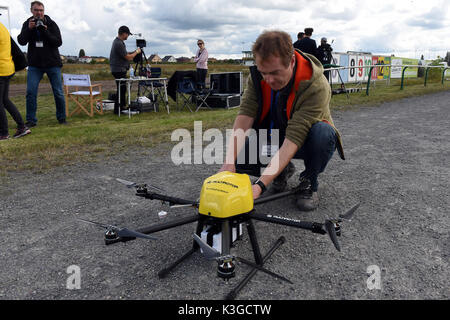 Berlin, Deutschland. 3. Sep 2017. Eine Drohne Pilot bei der 'Dronemasters Dronathon' bereitet seine Multicopter drone in Berlin, Deutschland, 3. September 2017. Foto: Maurizio Gambarini/dpa/Alamy leben Nachrichten Stockfoto