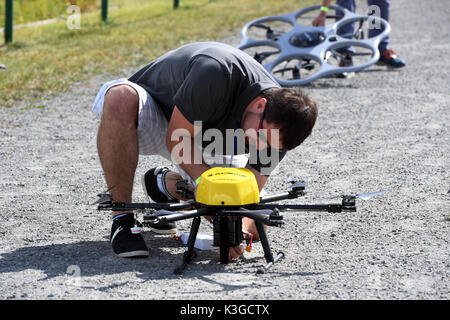 Berlin, Deutschland. 3. Sep 2017. Eine Drohne Pilot bei der 'Dronemasters Dronathon' bereitet seine Multicopter drone in Berlin, Deutschland, 3. September 2017. Foto: Maurizio Gambarini/dpa/Alamy leben Nachrichten Stockfoto