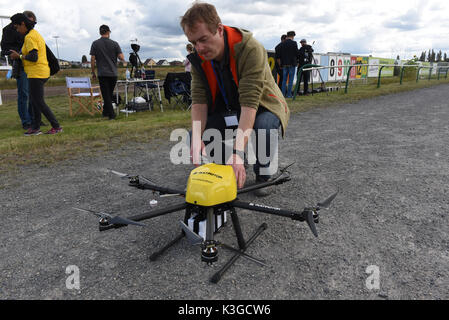 Berlin, Deutschland. 3. Sep 2017. Eine Drohne Pilot bei der 'Dronemasters Dronathon' bereitet seine Multicopter drone in Berlin, Deutschland, 3. September 2017. Foto: Maurizio Gambarini/dpa/Alamy leben Nachrichten Stockfoto