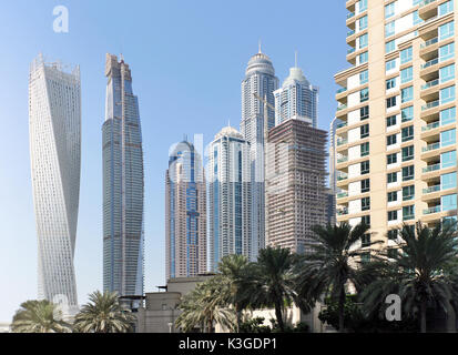 Futuristische Gebäude in Dubai Marina. Stockfoto