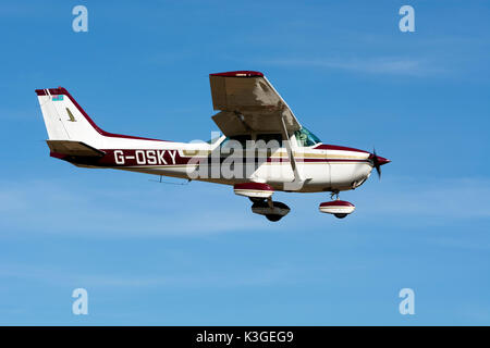 Cessna 172 M Skyhawk Landung am Flugplatz Wellesbourne, Warwickshire, Großbritannien (G-OSKY) Stockfoto