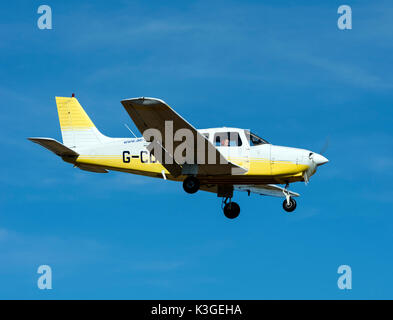 Piper PA-28 Cherokee Krieger Landung am Flugplatz Wellesbourne, Warwickshire, Großbritannien (G-CDDG) Stockfoto