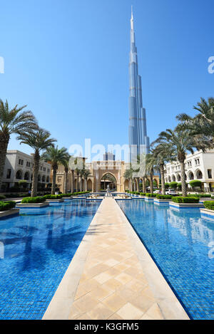 Dubai, Vereinigte Arabische Emirate - Okt 7, 2016: Dubai Downtown Burj Khalifa Tower mit Hintergrund Stockfoto