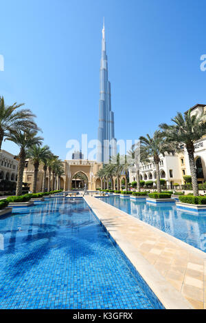 Dubai, Vereinigte Arabische Emirate - Okt 7, 2016: Dubai Downtown Burj Khalifa Tower mit Hintergrund Stockfoto