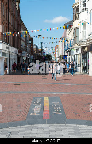 Die Montague Street in der Innenstadt von Worthing, West Sussex, England. Stockfoto