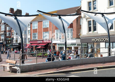 Geschäfte in Montague Place im Stadtzentrum von Worthing, West Sussex, England. Stockfoto