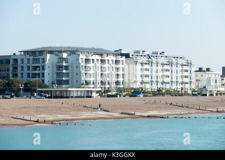 Unterkunft mit Blick auf die Promenade und den Strand am Meer in Worthing, West Sussex, England. Stockfoto