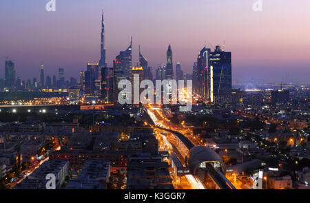 Skyline von Dubai bei Nacht Stockfoto