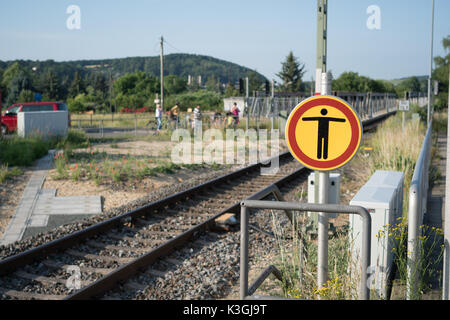 Stop-Schild am Bahnhof Stockfoto