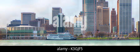 Detroit, MI - April 8, 2017: Panorama der Innenstadt von Detroit mit Bürogebäude mit Blick auf den Financial District Stockfoto