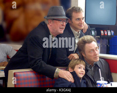 MICHAEL CAINE, Josh Lucas, Jonah Bobo, und Christopher Walken star wie Henry, Jason, Zach, und Turner in Jordanien Roberts' um die Biegung, von Warner Bros. Pictures vertrieben. Foto von Neil Jacobs. Fotos verwendet ausschließlich für Werbung, Promotion, Werbung ODER BEWERTUNGEN DIESES SPEZIFISCHEN MOTION PICTURE UND BLEIBEN EIGENTUM DES STUDIO ZU SEIN. Nicht FÜR DEN VERKAUF ODER WEITERGABE. Um die Biegung [USA 2005] Michael Caine, Josh Lucas, Jonah Bobo, Christopher Walken Datum: 2005 Stockfoto