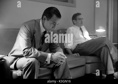 Edward R. Murrow sitzt in Kontemplation mit Fred freundlich (George Clooney). Gute Nacht, und viel Glück DAVID STRATHAIRN als Edward R. Murrow, GEORGE CLOONEY als Fred freundlich Datum: 2005 Stockfoto