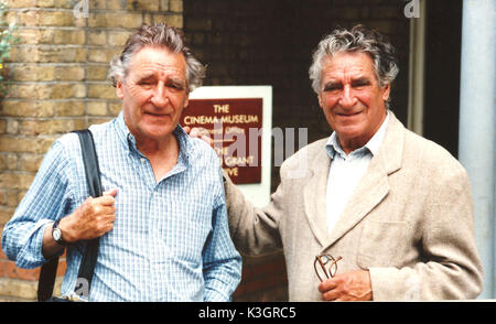 JOHN [links] und WILLIAM BARNES, Filmhistoriker und -enthusiasten, zwei Brüder, die seit Jahren die Barnes Museum für Kinematografie in St. Ives, Cornwall lief. Hier auf einen Besuch im Kino Museum, im Kennington in den späten 1990er Jahren fotografiert. JOHN Stockfoto